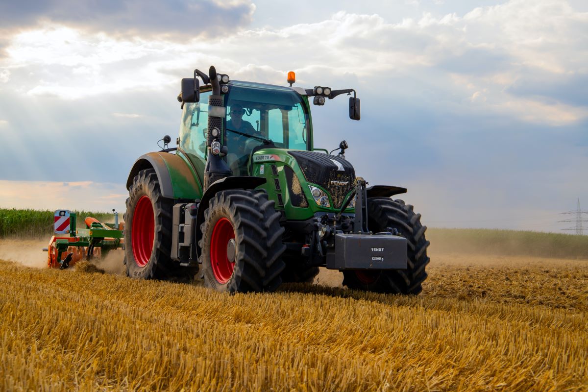 Traktor gräbt Feld um
